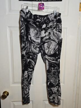 143 torrid 2 2X Black & White Marble Print Leggings